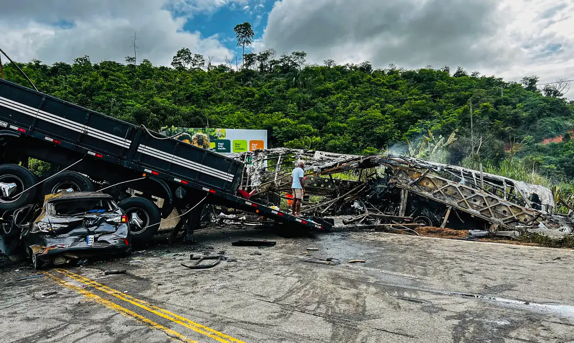 Acidente Gravíssimo entre Três Veículos Deixa 38 Mortos na BR-116 em MG; 13 pessoas ficaram feridas e permanecem internadas